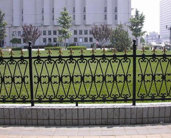 十堰鐵藝護(hù)欄有哪些優(yōu)缺點(diǎn)以及維護(hù)方式呢？